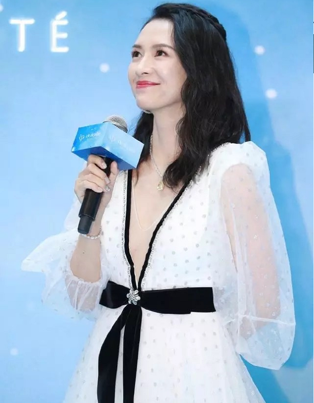 章子怡“一雪前耻”？穿深v长裙像天鹅，皮肤紧