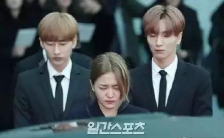 朴智善与母自杀身亡，女星晒大笑照悼念被骂没