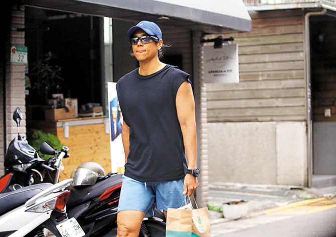 38岁彭于晏被路人指点，当街不爽竖中指，网友：