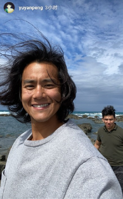 38岁彭于晏被路人指点，当街不爽竖中指，网友：