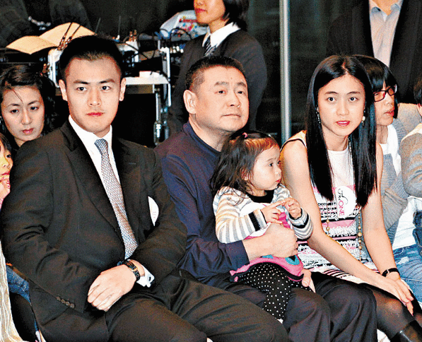 刘銮雄缺席女儿18岁生日,豪门父女情就是这么“