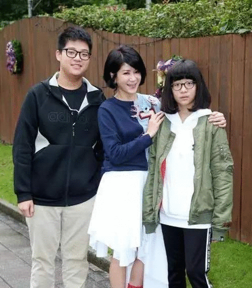 袁惟仁大姐曝家庭关系，弟弟2年全靠二姐照顾，