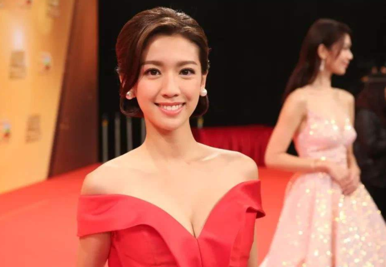 蔡思贝大方公开恋情，承认开胡鸿钧姐姐跑车代