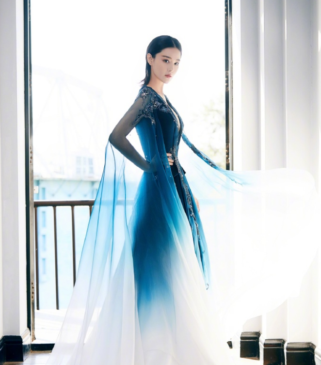 军嫂张馨予路人视角美翻，对比十年前旧照，五