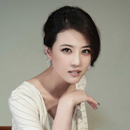 姐弟恋小7岁“小狼狗”,53岁周海媚爱心泛滥,