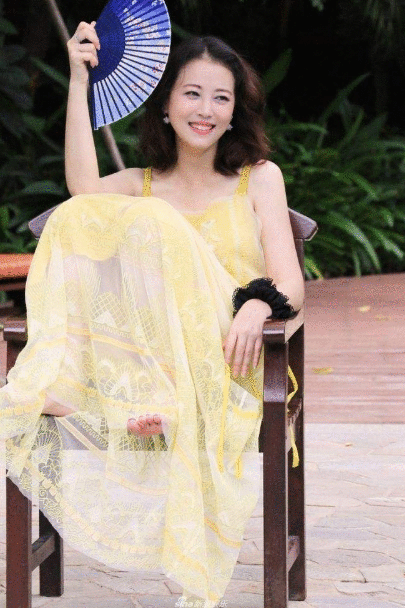 姐弟恋小7岁“小狼狗”,53岁周海媚爱心泛滥,