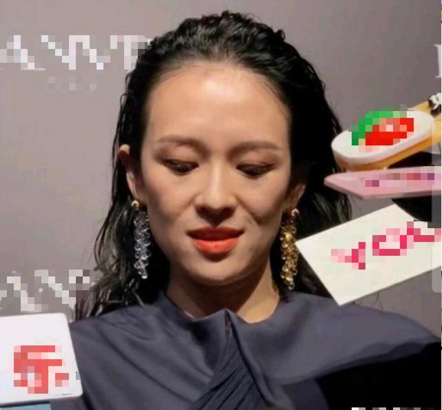 章子怡“一雪前耻”？穿深v长裙像天鹅，皮肤紧