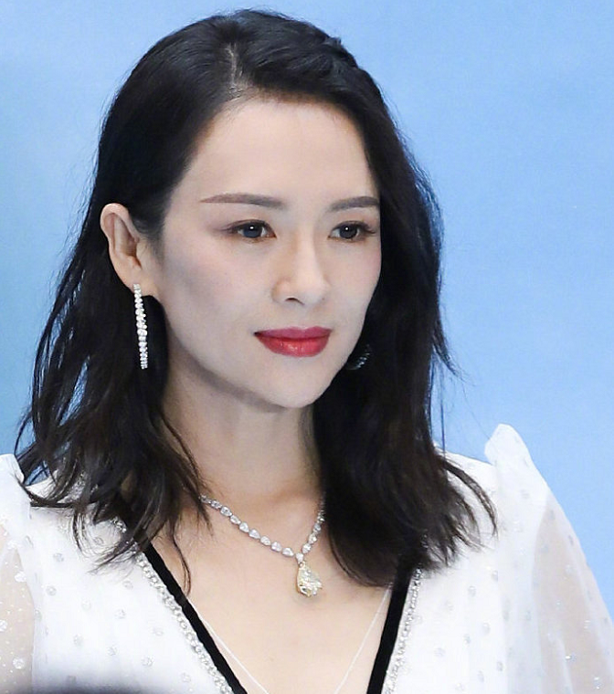 章子怡“一雪前耻”？穿深v长裙像天鹅，皮肤紧