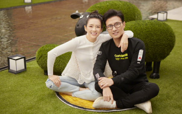 章子怡“一雪前耻”？穿深v长裙像天鹅，皮肤紧