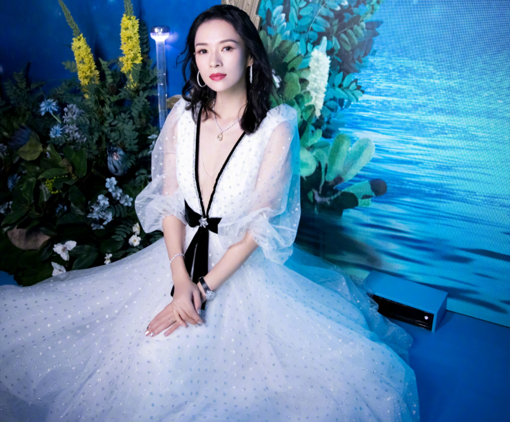 章子怡“一雪前耻”？穿深v长裙像天鹅，皮肤紧