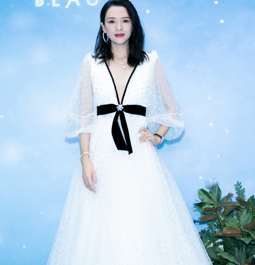 章子怡“一雪前耻”？穿深v长裙像天鹅，皮肤紧