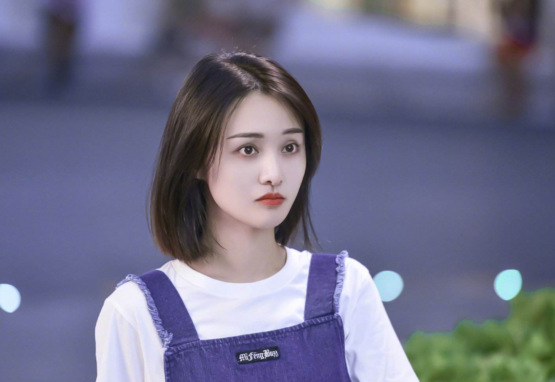 新人设？郑爽直播未做造型头发出油，被质疑是