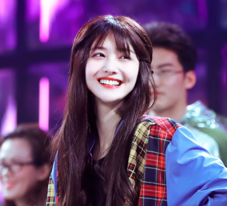 新人设？郑爽直播未做造型头发出油，被质疑是