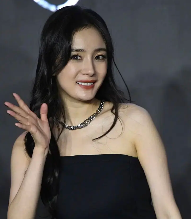 脸崩了？杨幂参加活动下巴变方眼皮松垮，与精