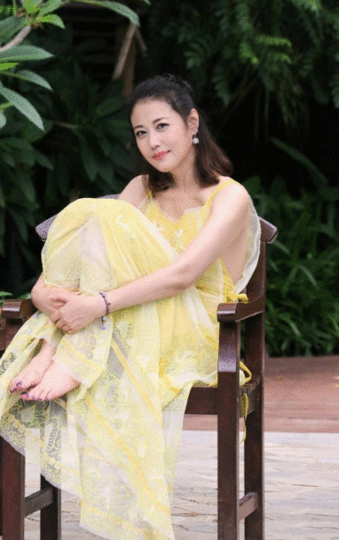 姐弟恋小7岁“小狼狗”,53岁周海媚爱心泛滥,