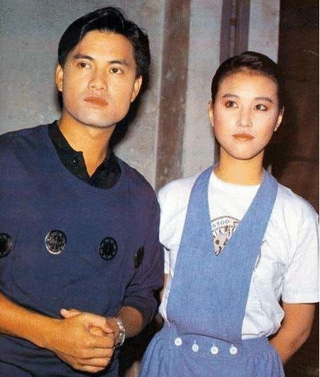 姐弟恋小7岁“小狼狗”,53岁周海媚爱心泛滥,