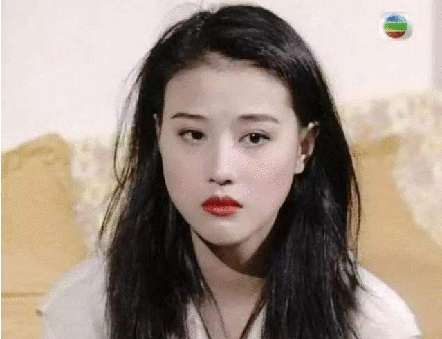 姐弟恋小7岁“小狼狗”,53岁周海媚爱心泛滥,