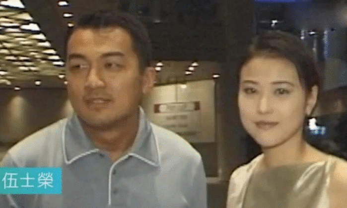 姐弟恋小7岁“小狼狗”,53岁周海媚爱心泛滥,