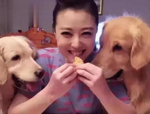 姐弟恋小7岁“小狼狗”,53岁周海媚爱心泛滥,