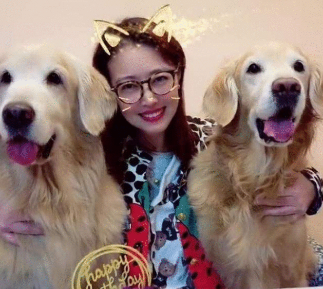 姐弟恋小7岁“小狼狗”,53岁周海媚爱心泛滥,