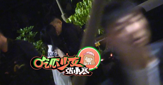 金瀚认爱张芷溪后合体聚餐,街头深情拥吻,如