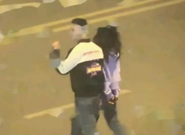 金瀚认爱张芷溪后合体聚餐,街头深情拥吻,如