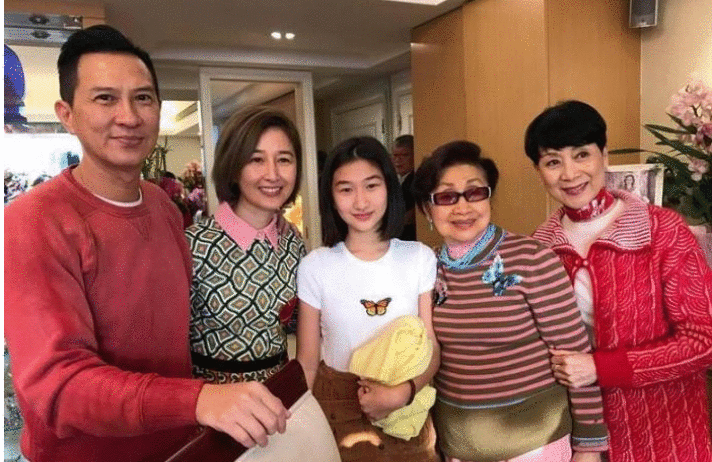 张家辉离奇暴瘦疑生病，关咏荷母女逛街见记者