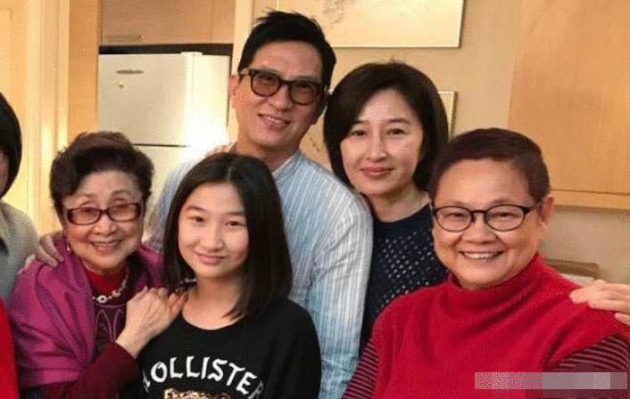 张家辉离奇暴瘦疑生病，关咏荷母女逛街见记者