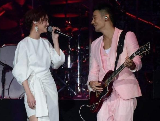 杨丞琳演唱会踩空擦伤！李荣浩发长文心疼老婆