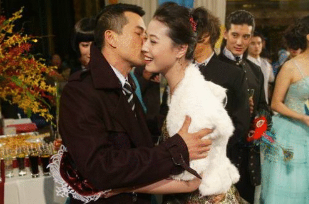 姐弟恋小7岁“小狼狗”，53岁周海媚爱心泛滥，