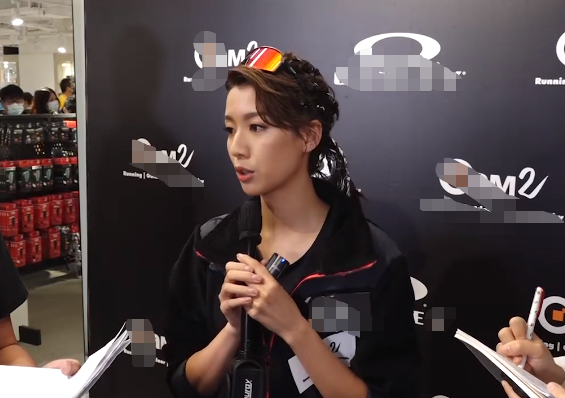 蔡思贝大方公开恋情，承认开胡鸿钧姐姐跑车代