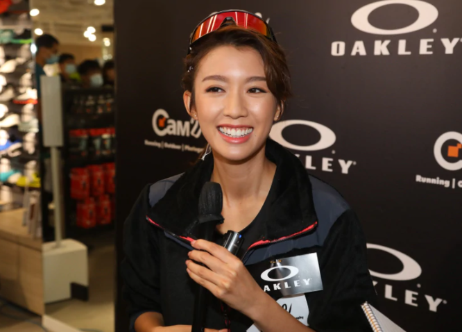 蔡思贝大方公开恋情，承认开胡鸿钧姐姐跑车代