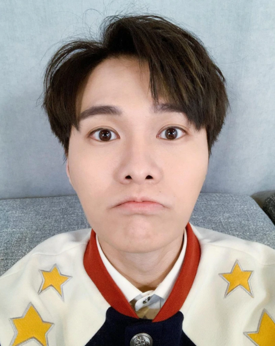 蔡思贝大方公开恋情，承认开胡鸿钧姐姐跑车代