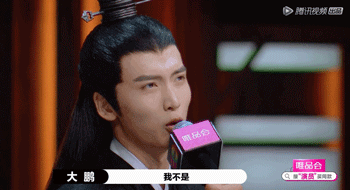 当红偶像人设崩塌？粉丝送的花当垃圾扔掉，目