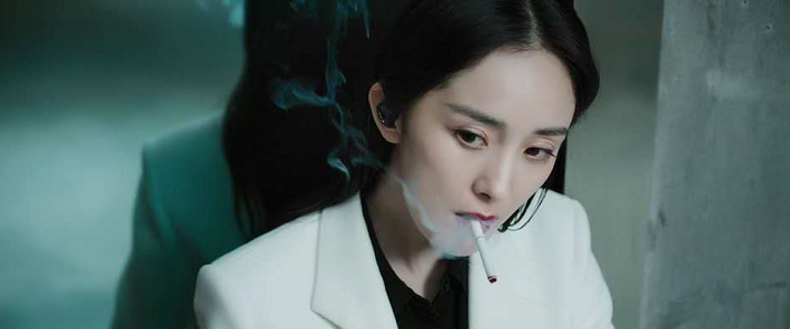杨幂新电影演反派女一，抽烟打戏样样带感，可
