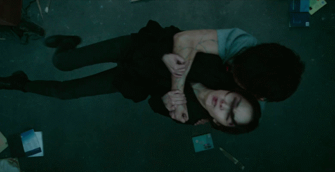 杨幂《刺杀小说家》眼神狠厉打戏利落,后空翻