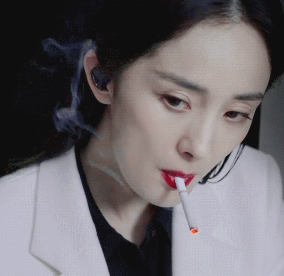 杨幂《刺杀小说家》眼神狠厉打戏利落,后空翻