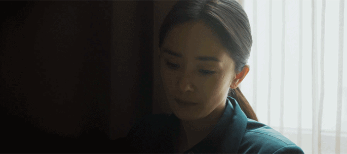 杨幂《刺杀小说家》眼神狠厉打戏利落,后空翻