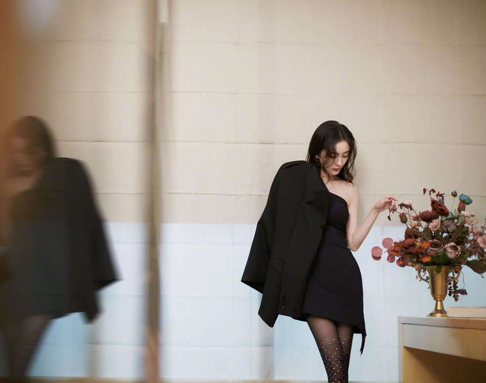 脸崩了？杨幂参加活动下巴变方眼皮松垮，与精