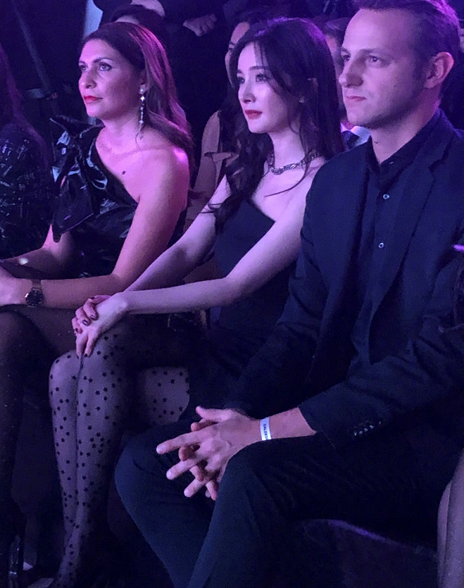 脸崩了？杨幂参加活动下巴变方眼皮松垮，与精