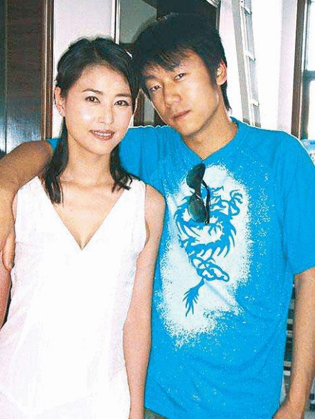 姐弟恋小7岁“小狼狗”，53岁周海媚爱心泛滥，