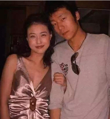 姐弟恋小7岁“小狼狗”，53岁周海媚爱心泛滥，