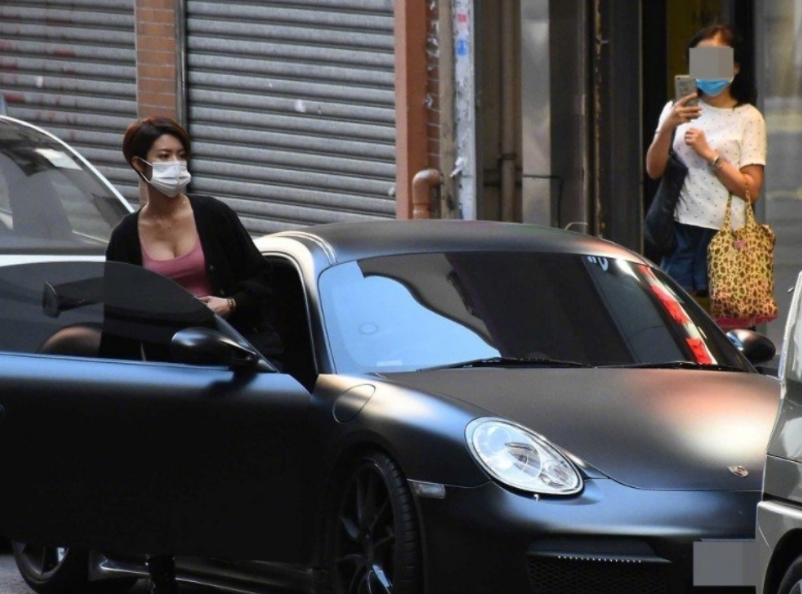 蔡思贝大方公开恋情,承认开胡鸿钧姐姐跑车代