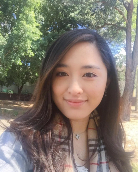 蔡思贝大方公开恋情,承认开胡鸿钧姐姐跑车代