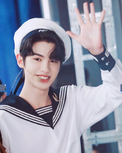 黄明昊老赖风波未了，被爆拿驾照一个月就上高