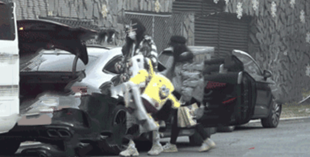 人设崩塌?黄明昊不受母亲欠债影响,开豪车带