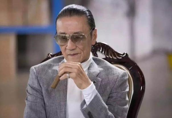 谢霆锋妈妈出门逛街,69岁穿一身粉红,与现任老