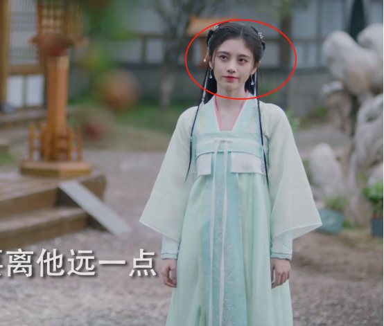 鞠婧祎新剧暴露超虐头身比，站男主身边似幼童