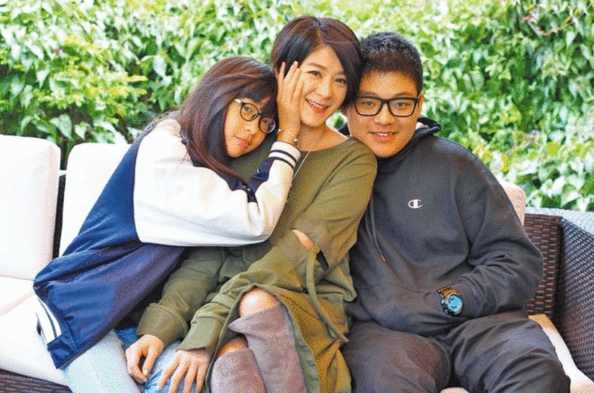 袁惟仁大姐曝家庭关系，弟弟2年全靠二姐照顾，