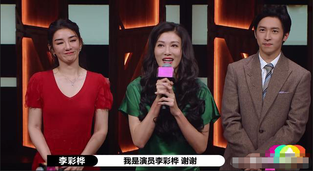 之前cue马苏“七七八八的事”的唐一菲如今被黄